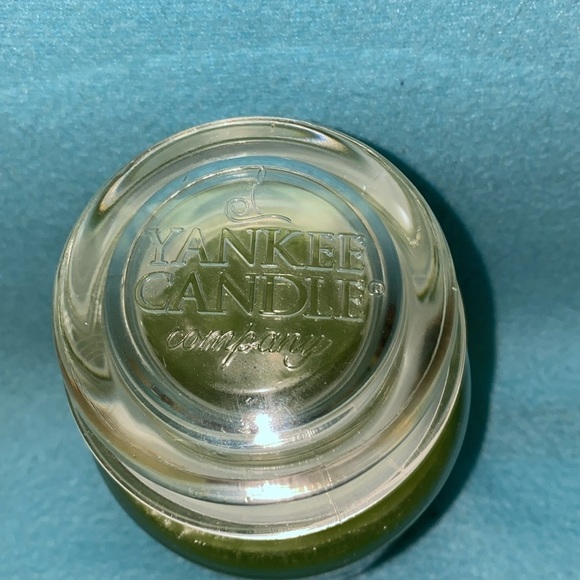 YANKEE Meadow Showers 22 oz. CANDLE RARE SCENT - Picture 2 of 6